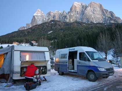 mobile Heizsysteme im Einsatz: Service-Fahrzeug der Firma Truma im Schnee