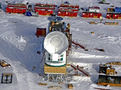 Diese Radioteleskop-Anlage am Südpol hat eine Reflektor-Durchmesser von 10 m
